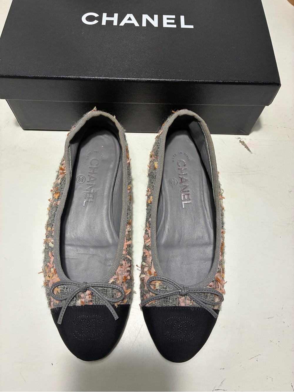 CHANEL Grey Tweed Ballet Flats with Black Cap Toe